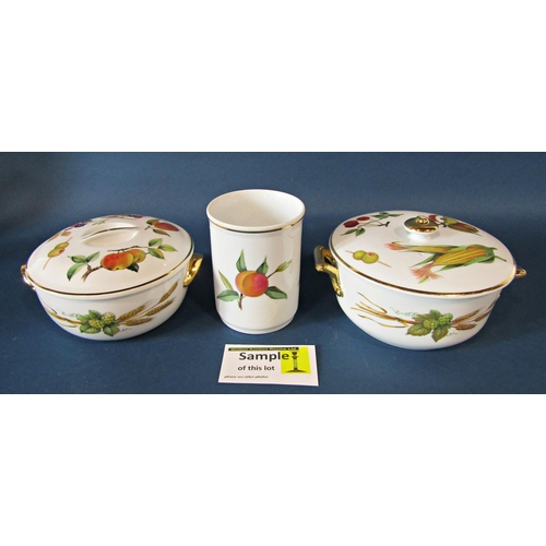 1134A - A large quantity of Worcester Evesham pattern tableware comprising plate, casserole's, tureens and c... 