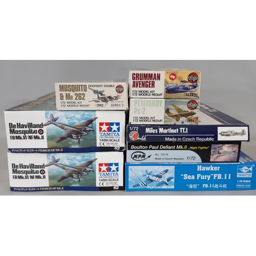 420 - 12 model aircraft kits including two 1:48 scale kits by Tamiya, 1:72 scale kits by Airfix, Trumpeter... 