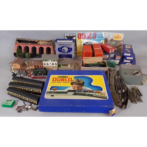 409 - Collection of Hornby railway models in various gauges including a boxed 00 gauge 1958 Electric Train... 