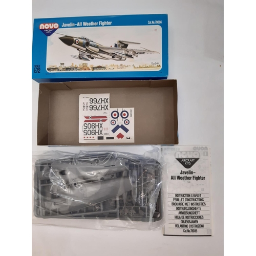 405 - 11 model aircraft kits, mainly 1:72 scale Fighter aircraft including kits by  Airfix, High Planes, I... 