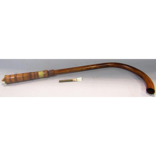 1660 - A replica renaissance Crumhorn, instrument in three sections in its original carry box and moulded f... 