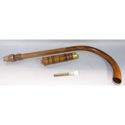 1660 - A replica renaissance Crumhorn, instrument in three sections in its original carry box and moulded f... 