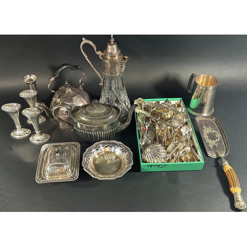 1219 - A mixed collection of silver plate including a claret jug, posy vases, tankard, boxed teaspoons, fis... 