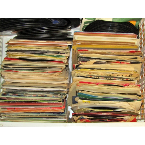 293 - A quantity of 45rpm singles (200 approx) together with a collection of Manchester United 'United Rev... 