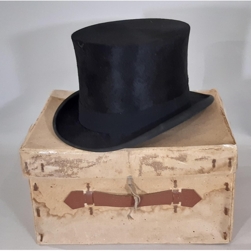 540 - Vintage top hat by Dunn & Co in original card box. Internal size of aperture 30.5 x 17cm