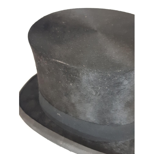 540 - Vintage top hat by Dunn & Co in original card box. Internal size of aperture 30.5 x 17cm