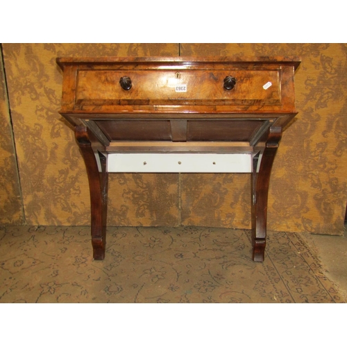 2363 - A Victorian figured walnut table enclosing a frieze drawer on shaped and pierced bracket supports, 7... 