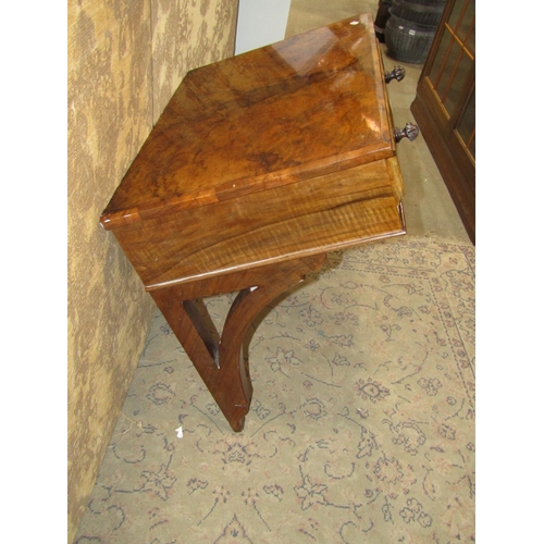 2363 - A Victorian figured walnut table enclosing a frieze drawer on shaped and pierced bracket supports, 7... 