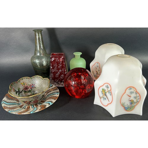 1135 - An interesting mixed collection of glass items, to include a small Whitefriars coffin vase (13cm hig... 