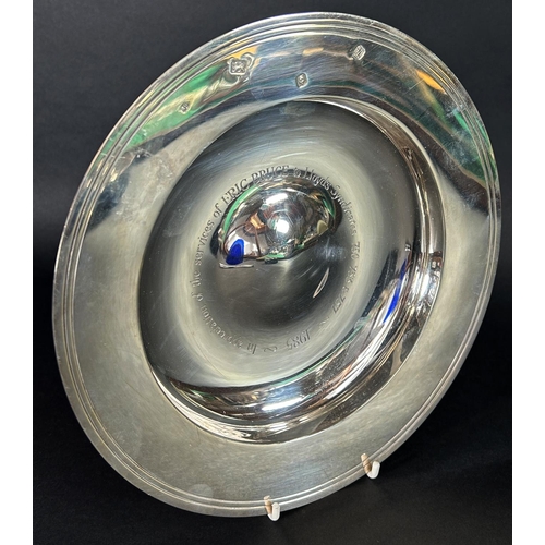 1170 - A silver presentation dish with a dedication to the base, London 1982, maker William Comyns & Sons L... 