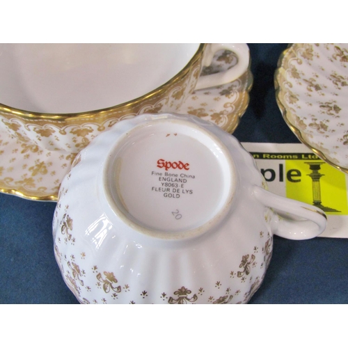 1004 - A mixed quantity of Spode gilt Fleur De Lys pattern tea and dinnerwares, to include lidded serving t... 