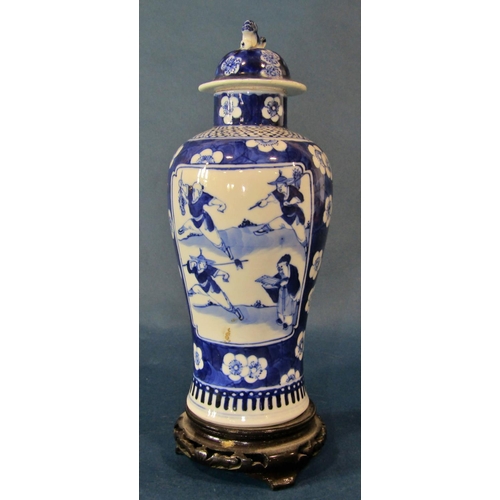 1053 - A pair of Chinese export blue and white porcelain lidded vases (with associated hardwood stands), de... 