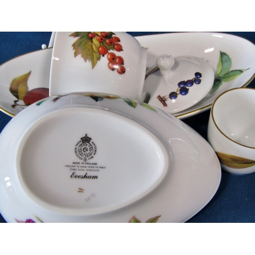 1003 - A large quantity of Royal Worcestershire ‘Evesham’ pattern dinner wares, to include lidded serving t... 
