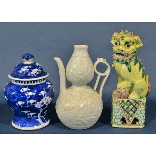 1038 - A collection of mostly Chinese porcelain and decorative arts to include a small Imari palette teapot... 