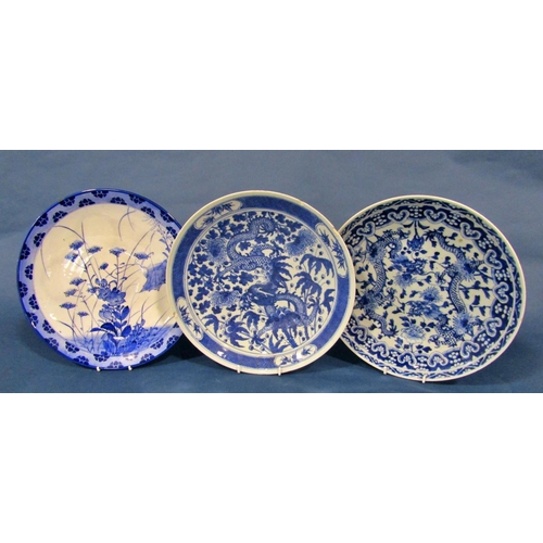 1044 - Two Chinese blue and white export chargers decorated with dragons (each 30 cm in diameter) together ... 