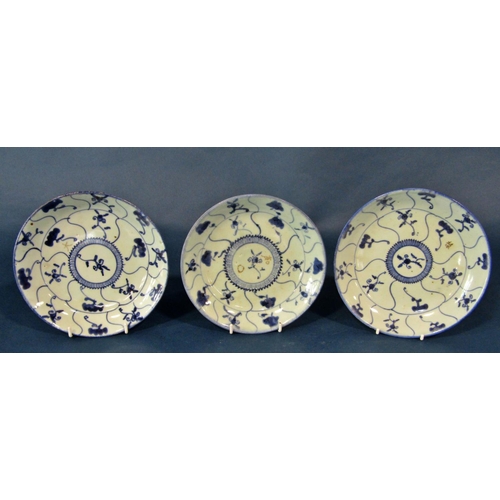 1049 - Three late 18th century Chinese export blue and white porcelain plates, each decorated with concentr... 
