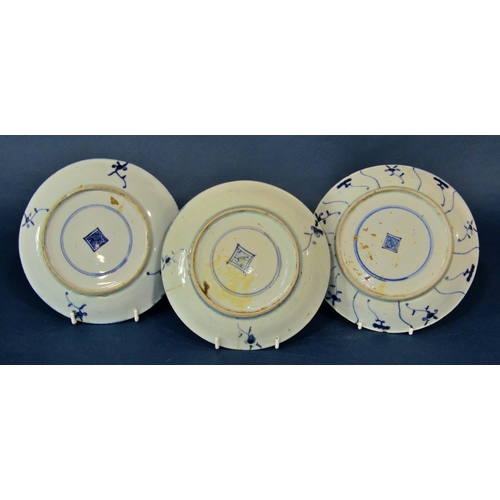 1049 - Three late 18th century Chinese export blue and white porcelain plates, each decorated with concentr... 