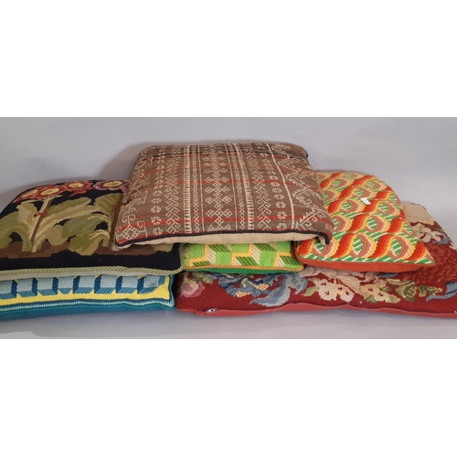 1750 - 6 cushions including a kelim type 43x43cm, 2 with needlepoint cover and 3 others (6)