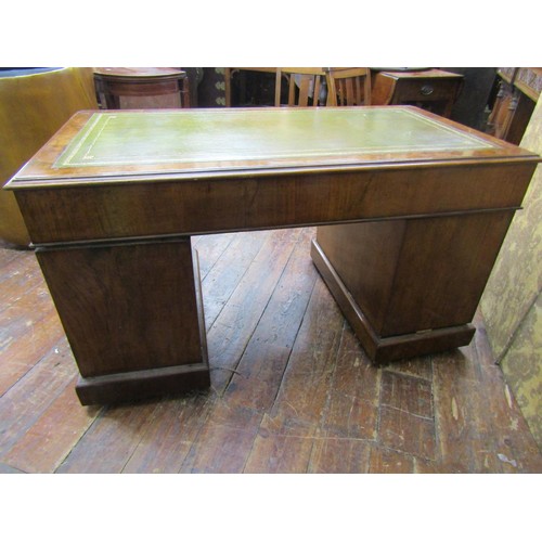 2654 - A good quality 19th century mahogany pedestal writing desk with nine drawers and green leather top w... 