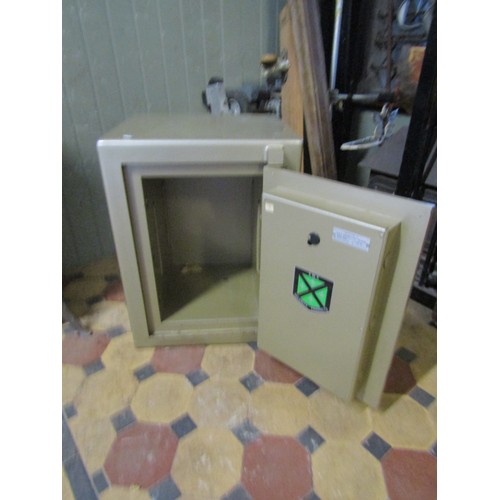 2134 - A S-M-P English-made combination safe, 63 cm high, 48 x 44 cm.