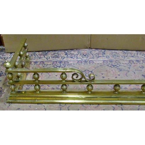 2278 - A good quality brass fireside fender, 107 x 36cm.