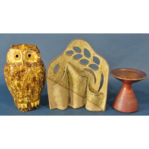 1089 - A mixed group of Studiowares to include a glazed figure of a seated owl, mark to underside Marjorie ... 