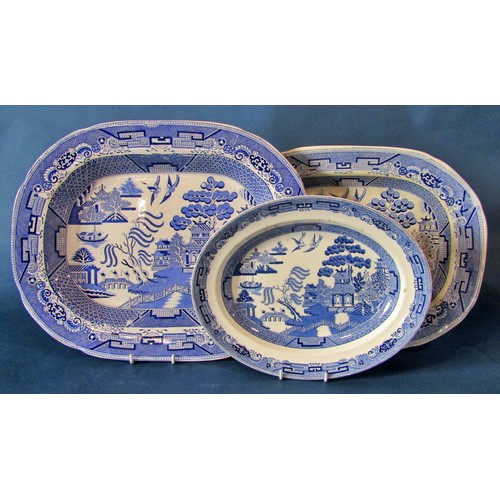 1099 - A mixed quantity of 19th century and later ceramics and porcelain to include blue and white printed ... 