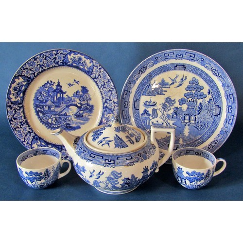 1099 - A mixed quantity of 19th century and later ceramics and porcelain to include blue and white printed ... 