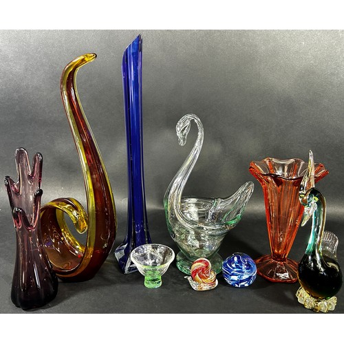 1146 - A quantity of glassware including Murano clowns 1960's decorative glass vessels etc