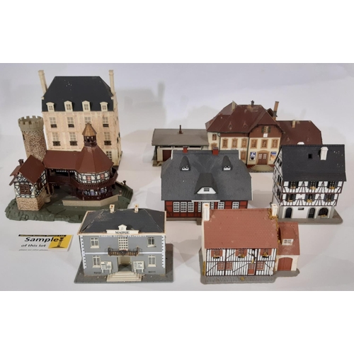 349 - Collection of approx 29 kit built HO scale model railway buildings by Faller, Kibri, Vollmer, Jouef ... 