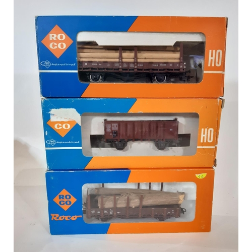 352 - Collection of boxed HO gauge coaches and rolling stock by Roco (10) and Liliput (4) together with 4 ... 