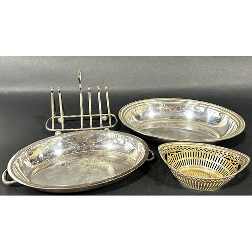 1162 - A mixed selection of silver plate, including an oval tureen and cover, toast rack, a small twin hand... 