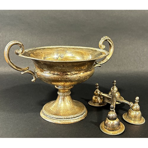 1162 - A mixed selection of silver plate, including an oval tureen and cover, toast rack, a small twin hand... 