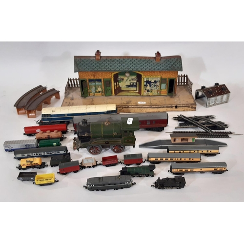 351 - Mixed lot of railway models including 0 gauge Hornby clockwork 0-4-0 train, Hornby tinplate station ... 