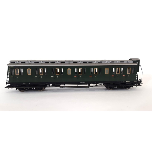 375 - Five HO gauge Deutsche Bahn coaches in green livery by Fleischmann, numbered 5684,5685, 5687, 5689, ... 