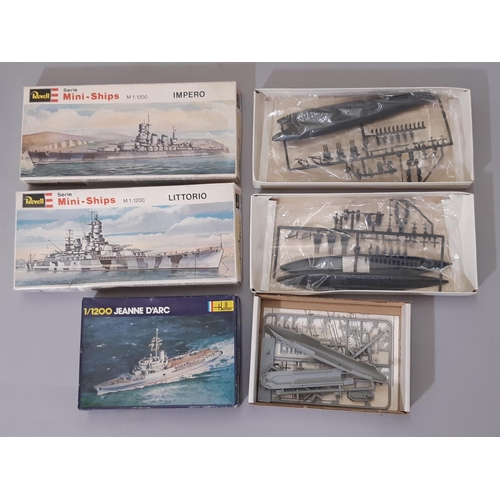 386 - Model Harbour and model ships including Triang Minic quays and breakwater straights, various cruise ... 