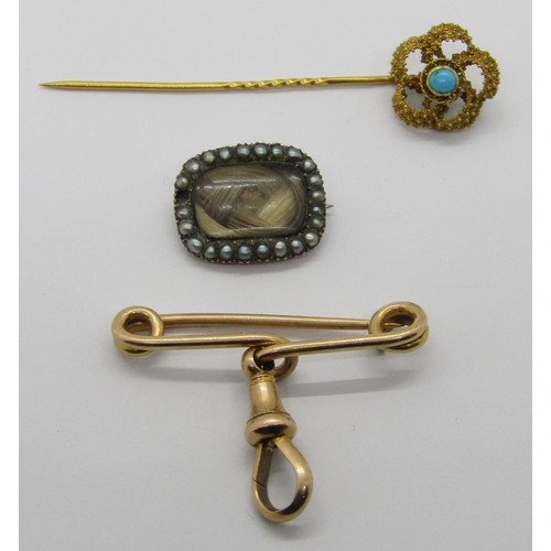 1242 - Group of antique yellow metal jewellery comprising a 15ct fob watch brooch, 6.2g, a 19th century mou... 