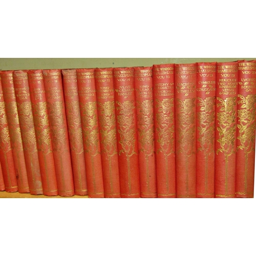 258 - 18 volumes of William Shakespeare, 3 volumes of Charles Kingsley, Seven Pillars of Wisdom by T E Law... 