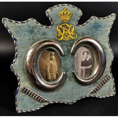 1768 - An unusual and emotive Wilhelm II period Prussian photograph frame, composed from mounted militaria ... 