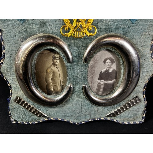 1768 - An unusual and emotive Wilhelm II period Prussian photograph frame, composed from mounted militaria ... 