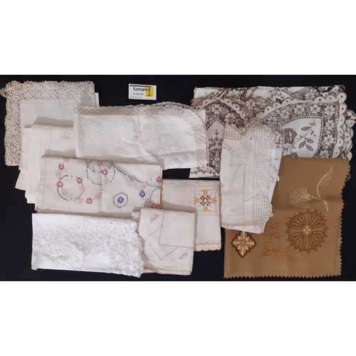 424 - Large collection of vintage table linen, bridge table cloths, napkins, runners, etc