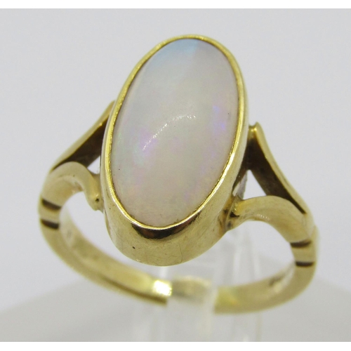 1354 - 18ct oval cabochon opal ring, size K, 4.7g