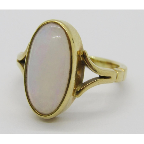 1354 - 18ct oval cabochon opal ring, size K, 4.7g