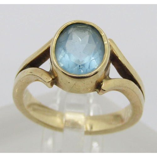 1355 - Yellow metal bezel set blue topaz ring, size J/K, 4.8g