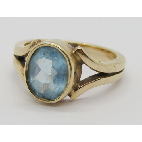 1355 - Yellow metal bezel set blue topaz ring, size J/K, 4.8g