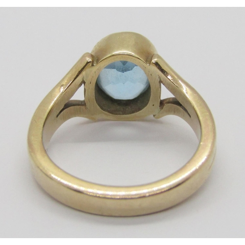 1355 - Yellow metal bezel set blue topaz ring, size J/K, 4.8g