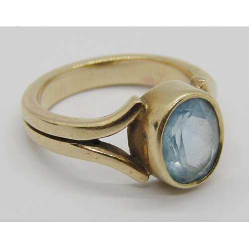 1355 - Yellow metal bezel set blue topaz ring, size J/K, 4.8g