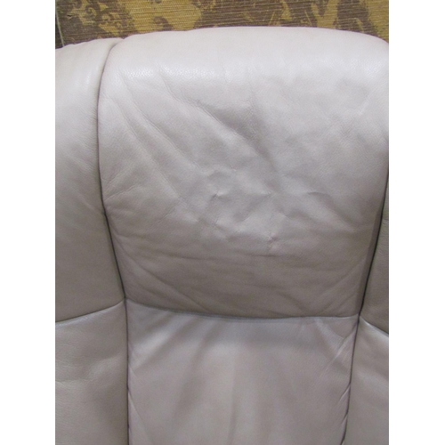 2194 - A pair of Stressless style swivel adjustable lounge chairs with cream coloured soft leather upholste... 