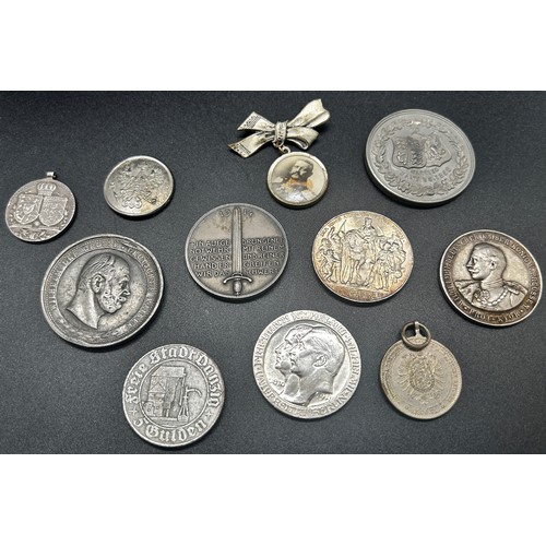 1795 - An interesting and wide ranging collection of commemorative coins and medallions, principally Imperi... 