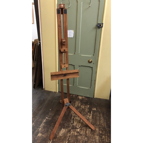 139 - 20th century Winsor & Newton foldable beechwood artists easel, height approx. 158 (not extended)